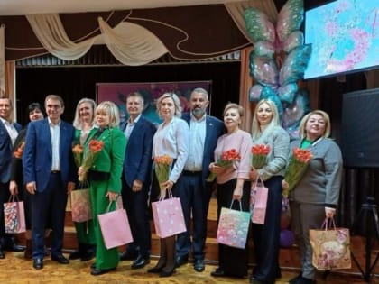 Председатель Городского Собрания Сочи Виктор Филонов поздравил сочинок с Международным женским днем