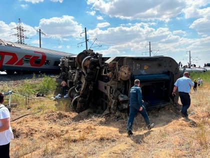 Столкновение поезда с грузовиком в Волгоградской области