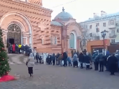 В Краснодаре выстроилась огромная очередь к иконе «Умягчение злых сердец»