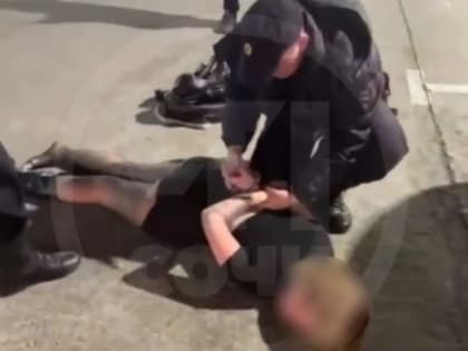 В Сочи москвичка приставала к прохожим у ТЦ «Мандарин»