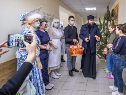 Акцию «Рождество в больнице» провёл приход каневского храма великомученика и целителя Пантелеимона