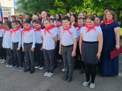 Белореченск. При активном участии коммунистов в средней школе № 8 состоялась пионерская линейка