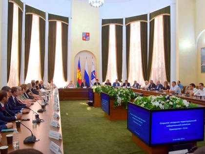 Новоизбранным депутатам Городского Собрания Сочи вручили удостоверения