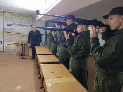 Допризывники соревновались в пулевой стрельбе из пневматической винтовки