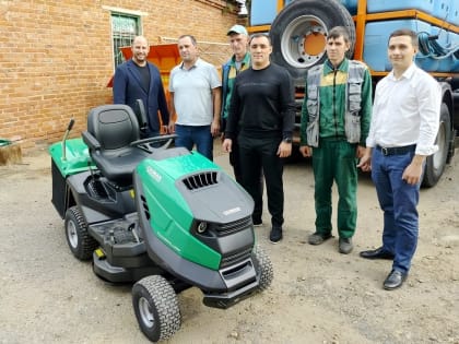 «Уютный город» получил от молодых депутатов​ новый трактор-газонокосилку