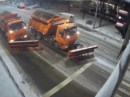 Всю ночь улицы Краснодара будут расчищать от снега и обрабатывать от скользкости