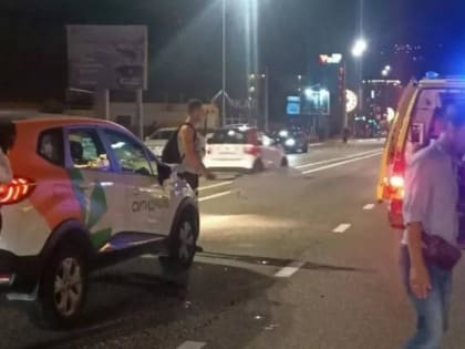 В Сочи водитель иномарки сбил двух пешеходов. Один человек погиб