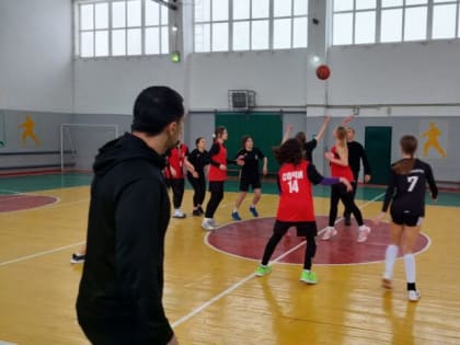 Илья Стопченко оказал помощь команде школы № 80 для поездки на игры Всекубанской спартакиады по баскетболу