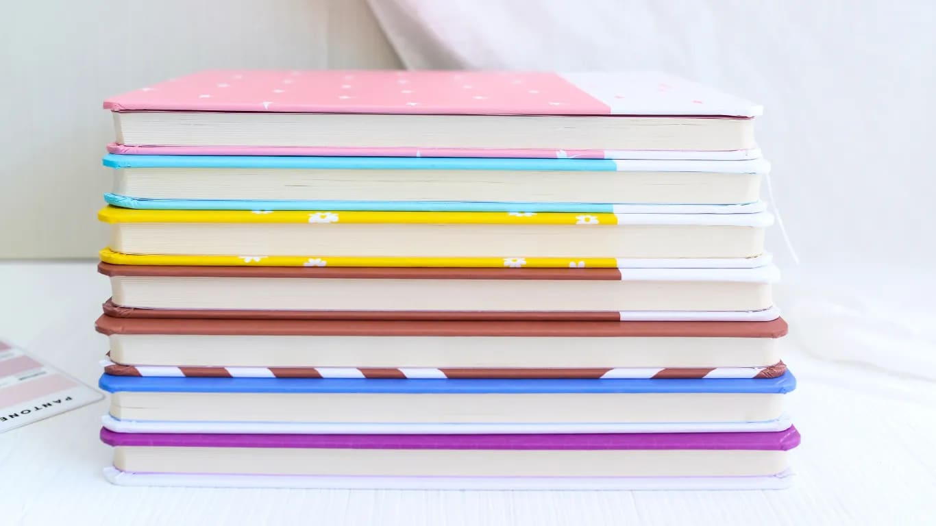 Richte die Kanten eines Stapels Papier oder Bücher aus