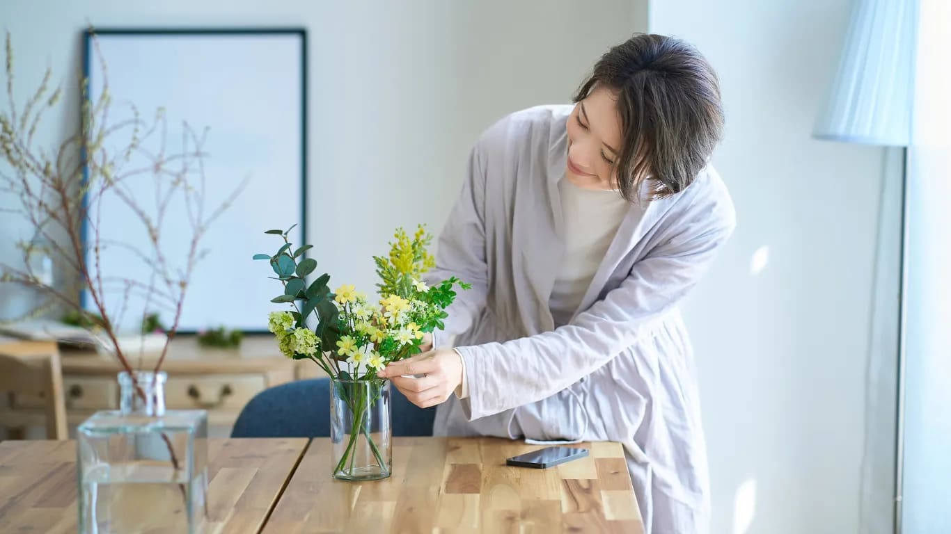 Verbring 1 Minute damit, eine kleine Vase mit frischen oder getrockneten Blumen zu arrangieren