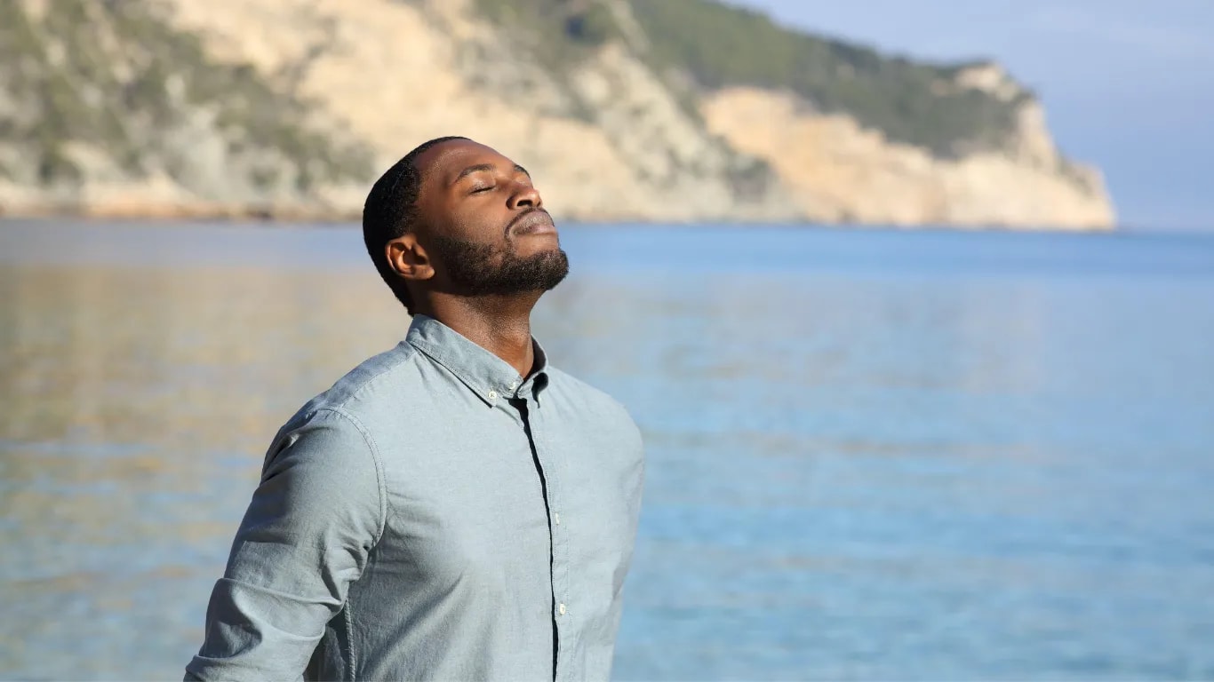 Praktiziere 'Box-Atmung': 4 Sekunden einatmen, 4 halten, 4 ausatmen, 4 halten