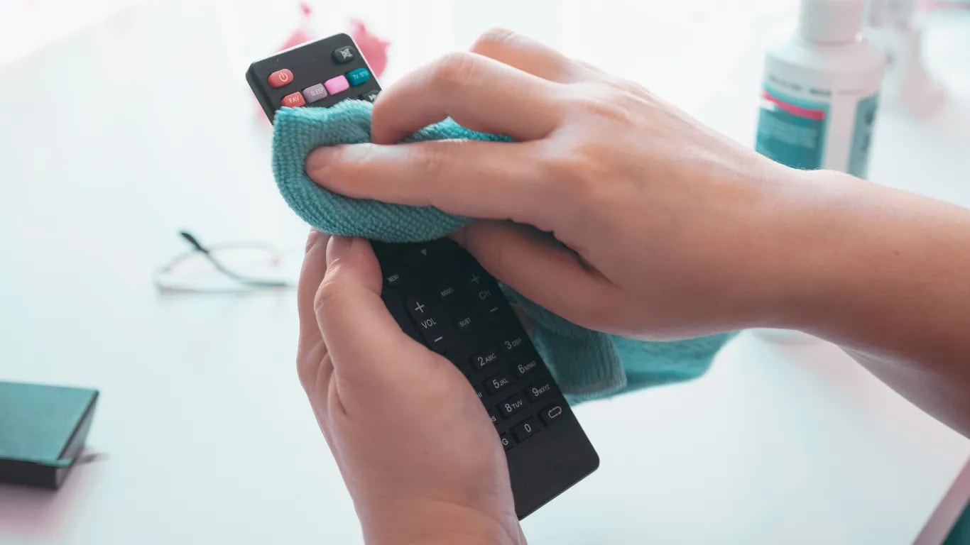 Limpia un control remoto o un interruptor de luz