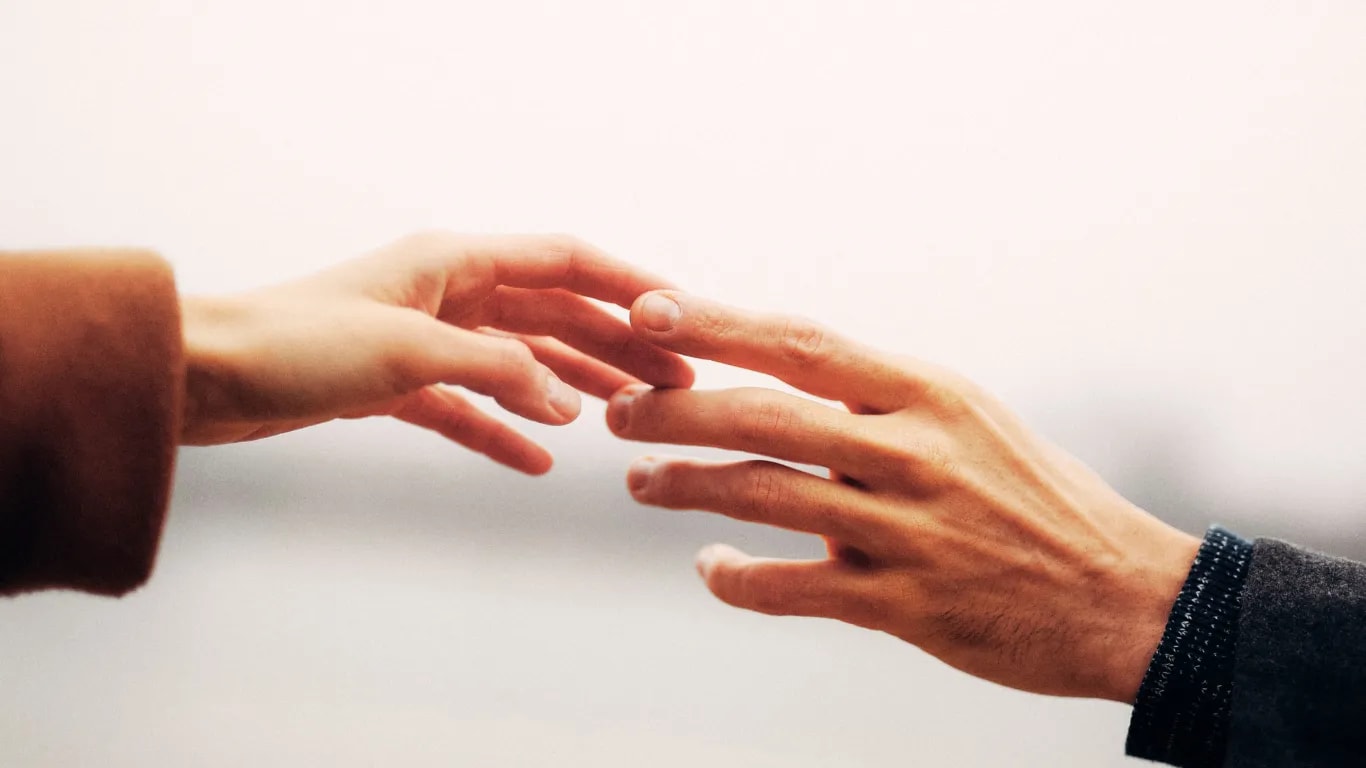 Drücke deine Fingerspitzen fest zusammen