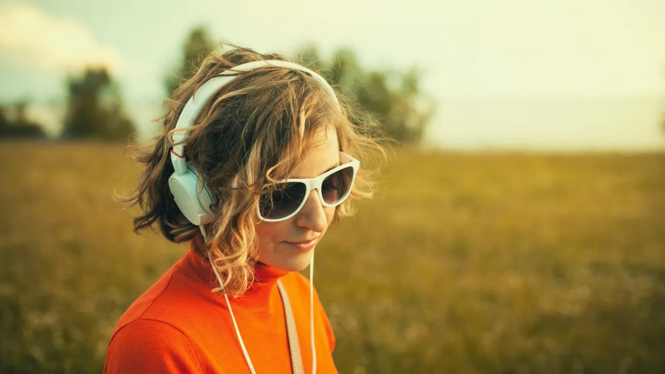 Höre 1 Minute lang Vögeln oder Naturgeräuschen zu