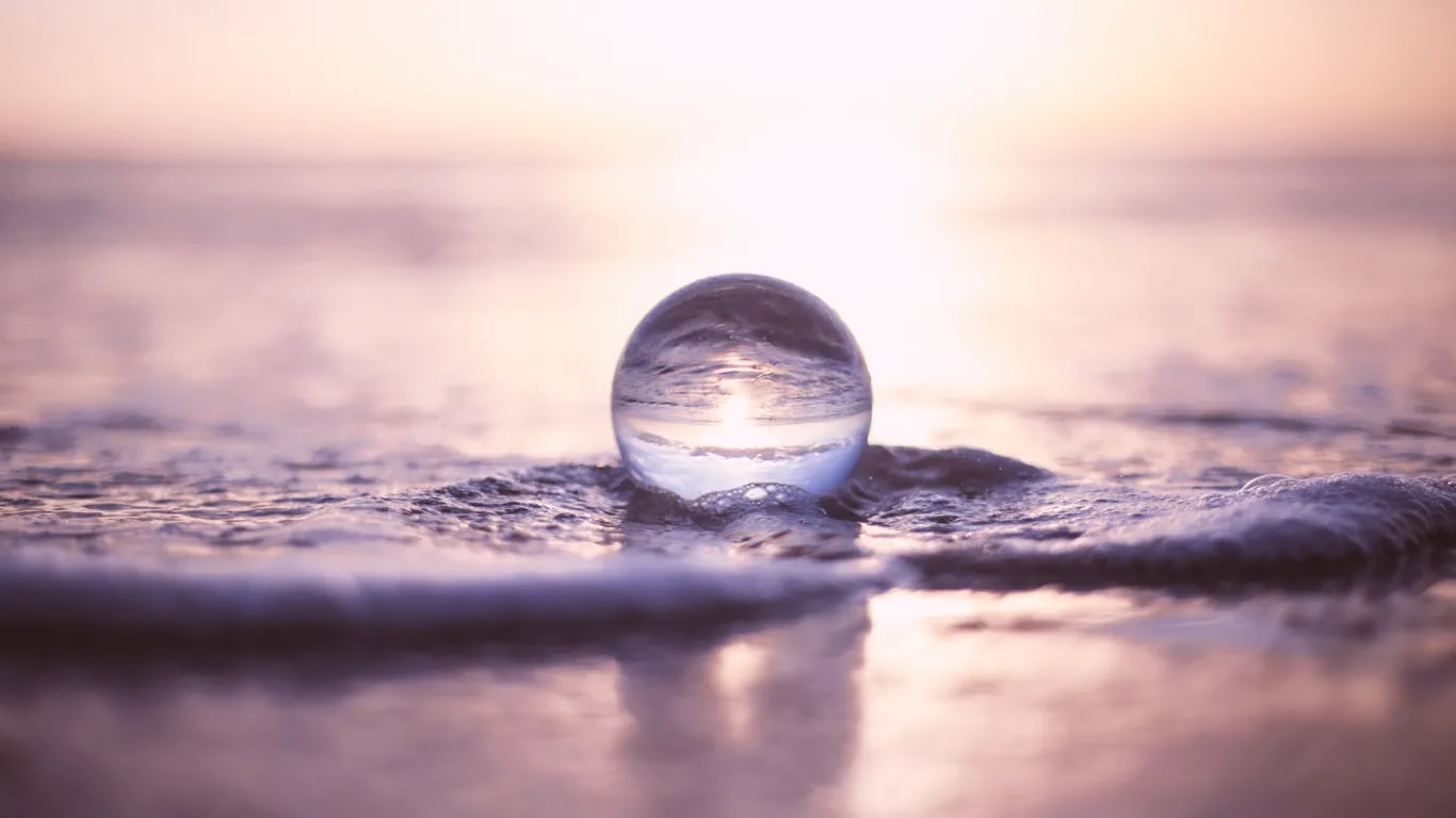 Verbring eine Minute damit, die subtilen Veränderungen des natürlichen Lichts von einem Fenster aus zu beobachten