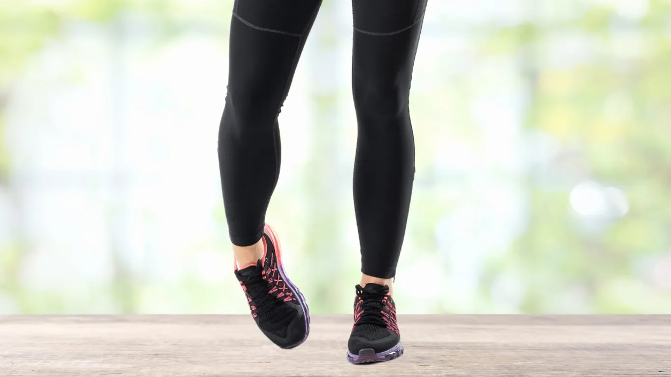 Steh auf und drehe deine Knöchel langsam in Kreisen