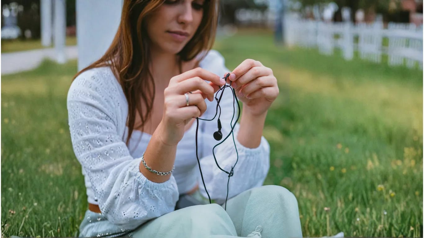 Pasa 1 minuto desenredando un collar o unos auriculares