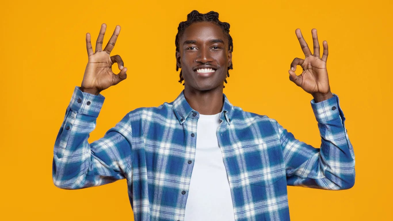 Mache mit beiden Händen ein Victory-Zeichen