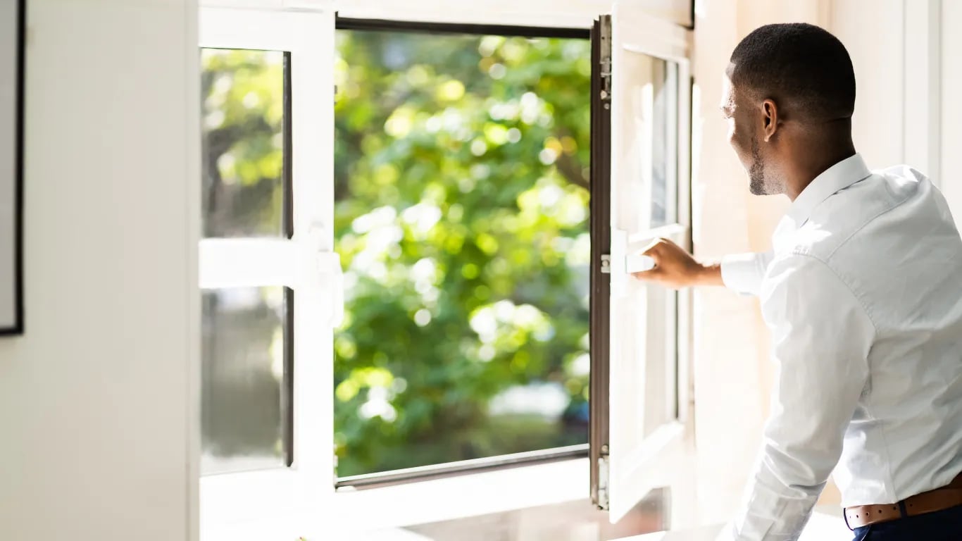 Beobachte die Windrichtung durch ein Fenster