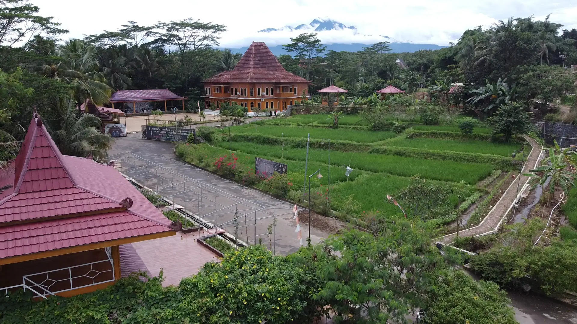 Lingkungan Pesantren MQI