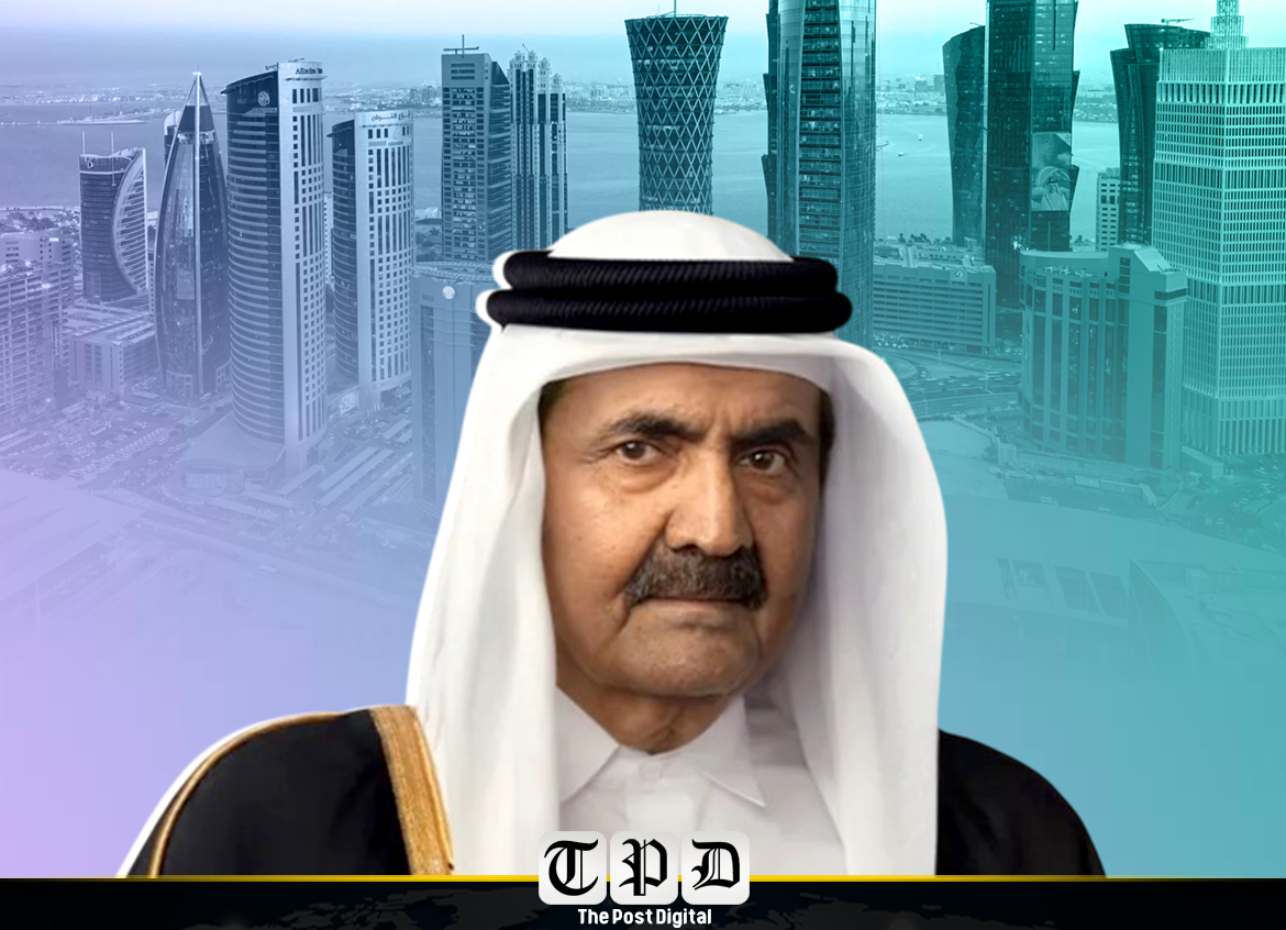 قطر کے امیری دیوان کی جانب سے جاری بیان میں شیخ حمد بن خلیفہ آل ثانی کے انتقال کی تصدیق کرتے ہوئے کہا گیا ہے کہ قوم اپنے عظیم رہنما کے انتقال پر گہرے رنج و غم میں مبتلا ہے اور اللہ تعالیٰ سے مرحوم کے درجات کی بلندی کی دعا کی گئی ہے۔
شیخ حمد بن خلیفہ آل ثانی نے 1995 سے 2013 تک قطر کے امیر کی حیثیت سے خدمات انجام دیں۔ ان کے دورِ حکومت میں قطر نے اقتصادی، سفارتی اور عالمی سطح پر نمایاں ترقی حاصل کی اور ملک کو جدید ریاست بنانے میں اہم پیش رفت ہوئی۔
سال 2013 میں انہوں نے رضاکارانہ طور پر اقتدار اپنے صاحبزادے اور موجودہ امیر شیخ تمیم بن حمد آل ثانی کے حوالے کر دیا، جسے عرب دنیا میں اقتدار کی پرامن منتقلی کی ایک منفرد مثال قرار دیا گیا۔
وزیراعظم شہباز شریف نے سابق امیر قطر کے انتقال پر گہرے دکھ اور افسوس کا اظہار کرتے ہوئے کہا کہ شیخ حمد بن خلیفہ آل ثانی ایک عظیم اور دوراندیش رہنما تھے، جنہوں نے اپنی قیادت میں قطر کو ایک جدید اور خوشحال ملک میں تبدیل کیا۔ انہوں نے عوامی فلاح، علاقائی امن اور ترقی کے لیے گراں قدر خدمات انجام دیں۔
وزیر خارجہ اسحاق ڈار نے بھی تعزیت کا اظہار کرتے ہوئے کہا کہ شیخ حمد بن خلیفہ آل ثانی نے پاکستان اور قطر کے دوستانہ تعلقات کو مضبوط بنانے میں اہم کردار ادا کیا اور خطے میں امن و استحکام کے لیے ان کی خدمات ہمیشہ یاد رکھی جائیں گی۔