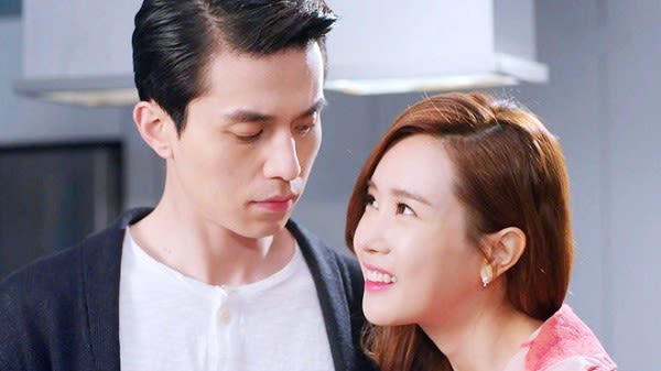 Chồng lương gấp 10 lần nên coi vợ như ô sin, nhưng đến khi nhận ra lỗi lầm chồng xin lỗi thì vợ chỉ cười đáp...