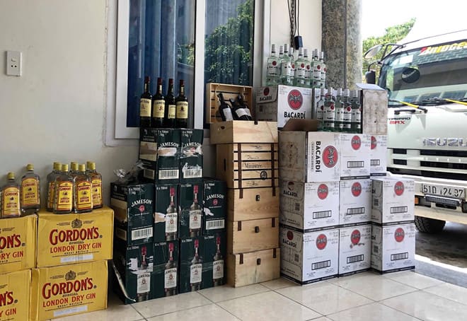 Tạm giữ hàng trăm chai rượu ngoại không rõ nguồn gốc