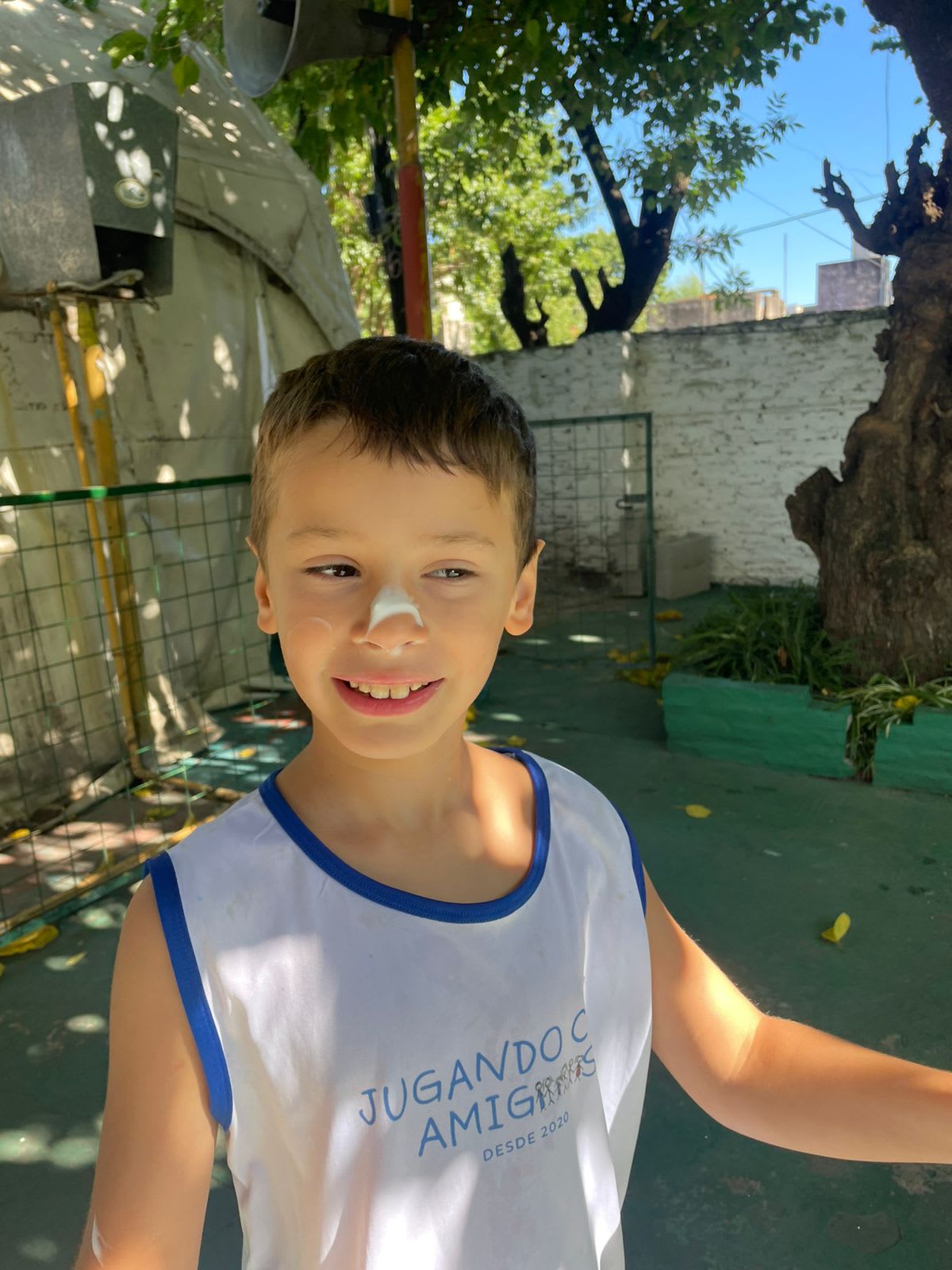 Niño del grupo Infantes de Jugando Con Amigos