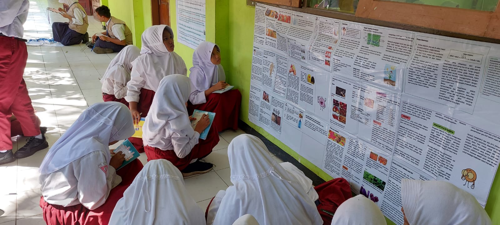 Media pembelajaran PAMER SI WOLU di lingkungan sekolah