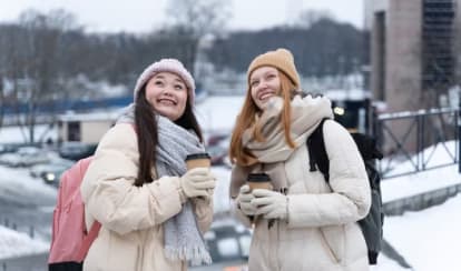 Duas turistas mulheres com roupas de frio.