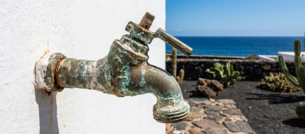 ¿Grifo de Jardín Atascado? El Salitre y la Corrosión en Lanzarote