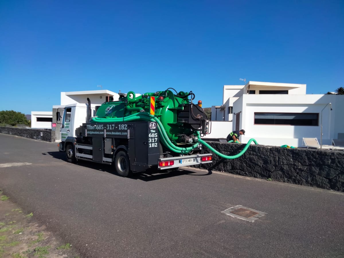 Técnico fontanero realizando inspección de tuberías en La Graciosa