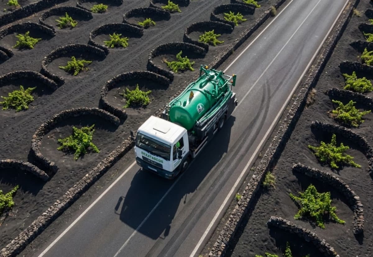 Técnico fontanero realizando inspección de tuberías en La Graciosa