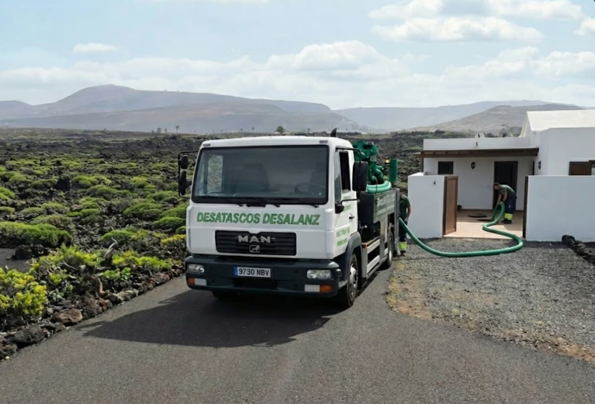 Técnico fontanero realizando inspección de tuberías en La Graciosa