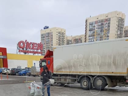 Каток у «Окея» на Шишкова в Воронеже обработали соляной смесью