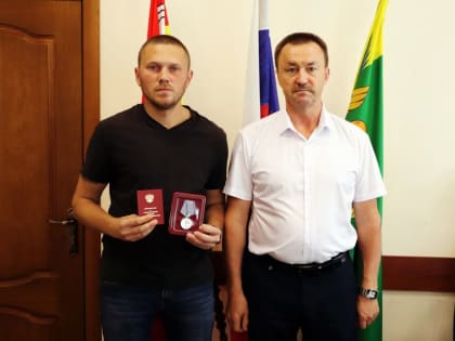 Глава Бутурлиновского района вручил медаль «За отвагу» бойцу СВО из Воронежской области
