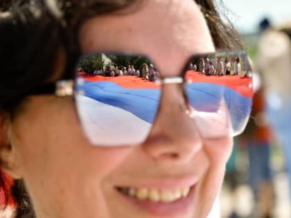 В День России на дамбе Чернавского моста в Воронеже развернули 100-метровый триколор