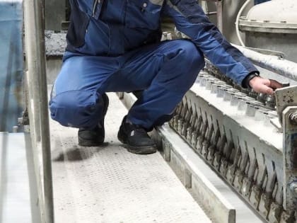 Ногу рабочего затянуло в конвейер на воронежском предприятии