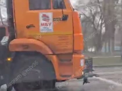Воронежцев возмутил полив дорог во время дождя