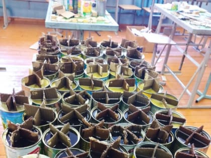 Учащиеся МКОУ «Руднянская СОШ» уже больше трех месяцев занимаются изготовлением окопных свечей