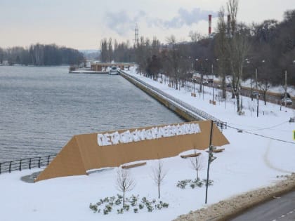 Подрядчик поменяет разбитые стекла на обновленной Петровской набережной в Воронеже