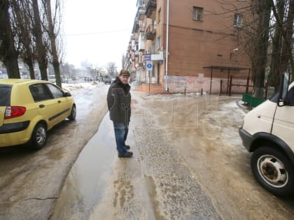 «Уворачиваемся от машин». Почему автомобили ездят по тротуару и сбивают пешеходов у остановки «Некрасова»