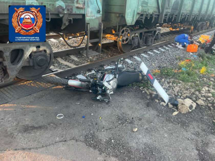 Грузовой поезд снёс выехавших на пути подростков на мотоциклах