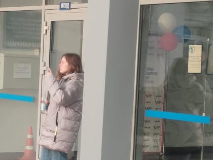 Появились фото 19-летней девушки и бюллетеней, которые она залила зеленкой в Воронежской области