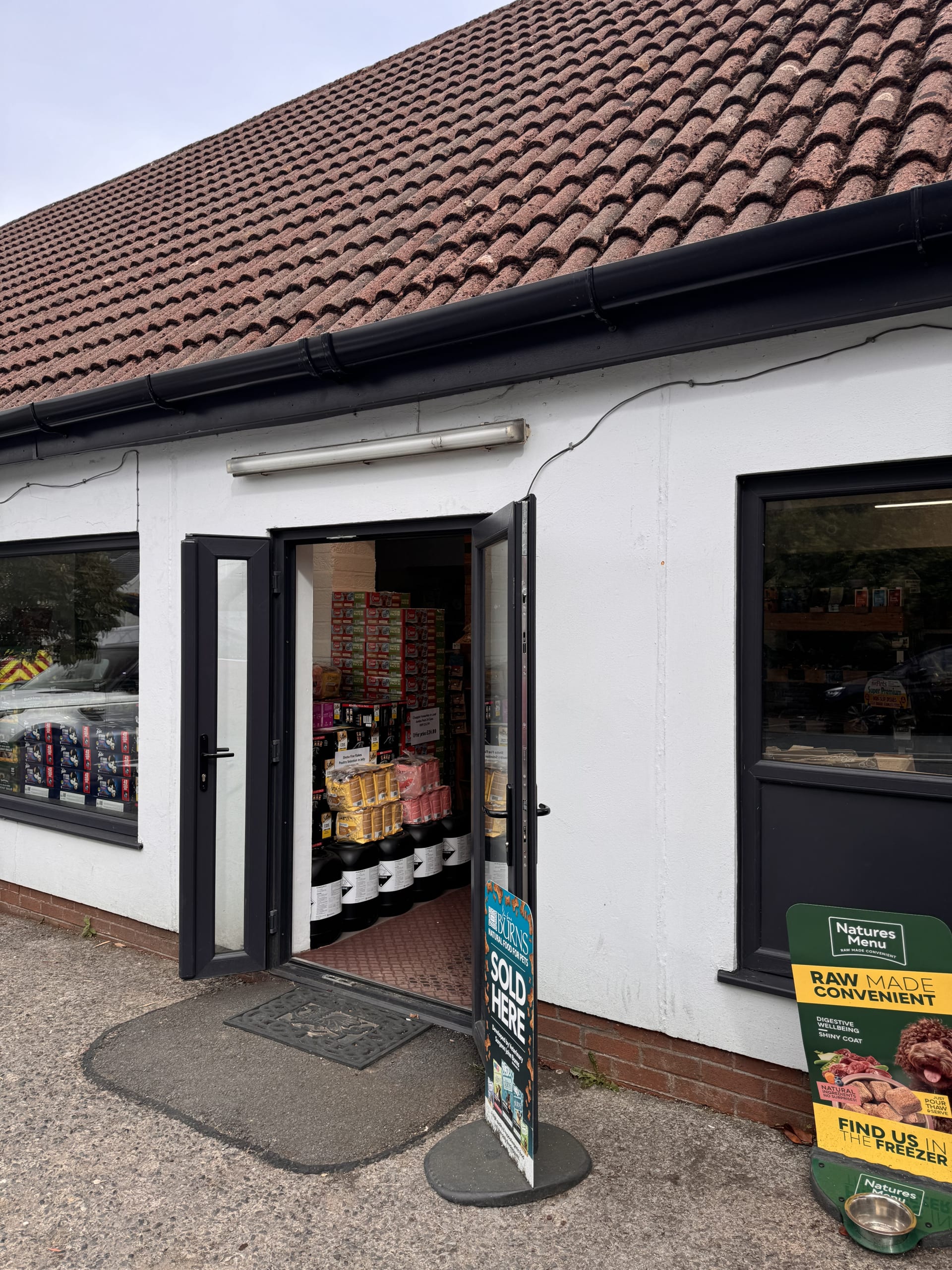 Smith's Pet Foods Swansea's leading pet food retailer.