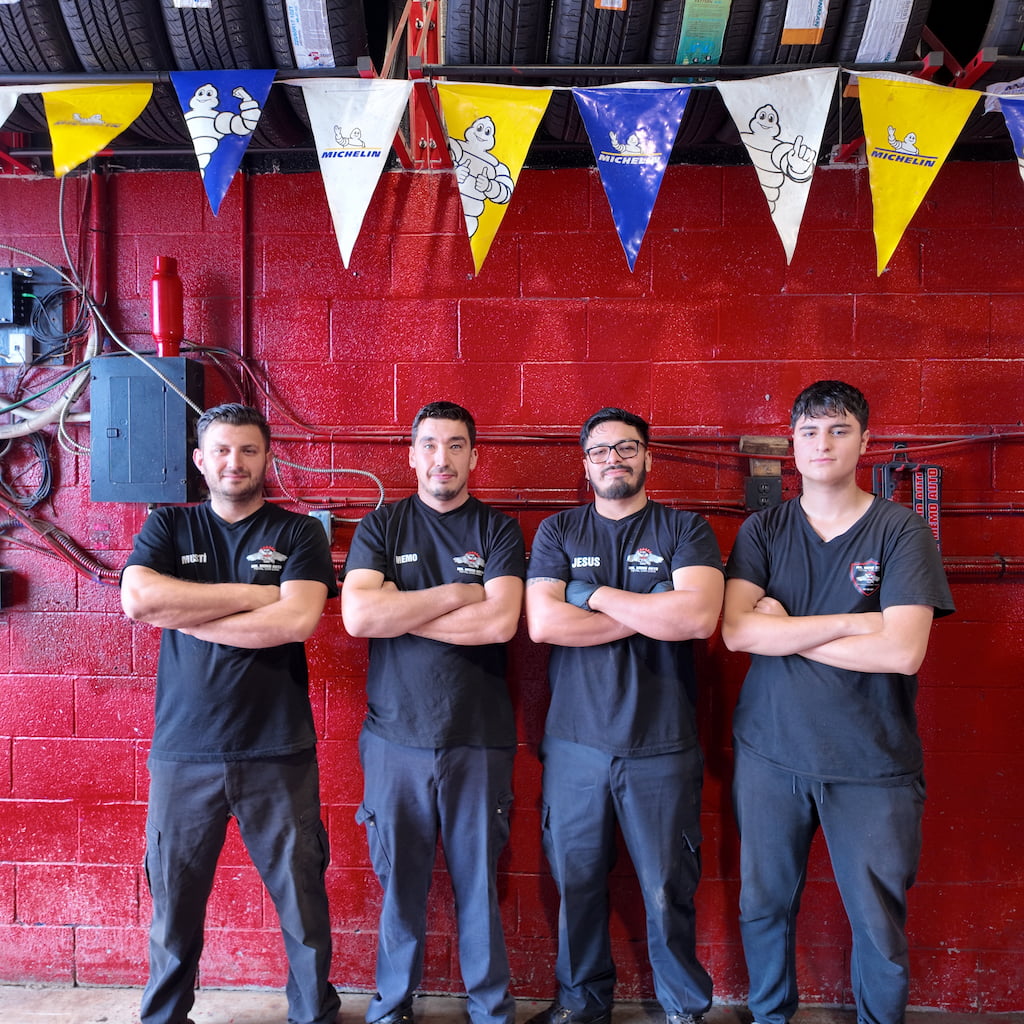 Mr. Memo Auto professional team in the service bay