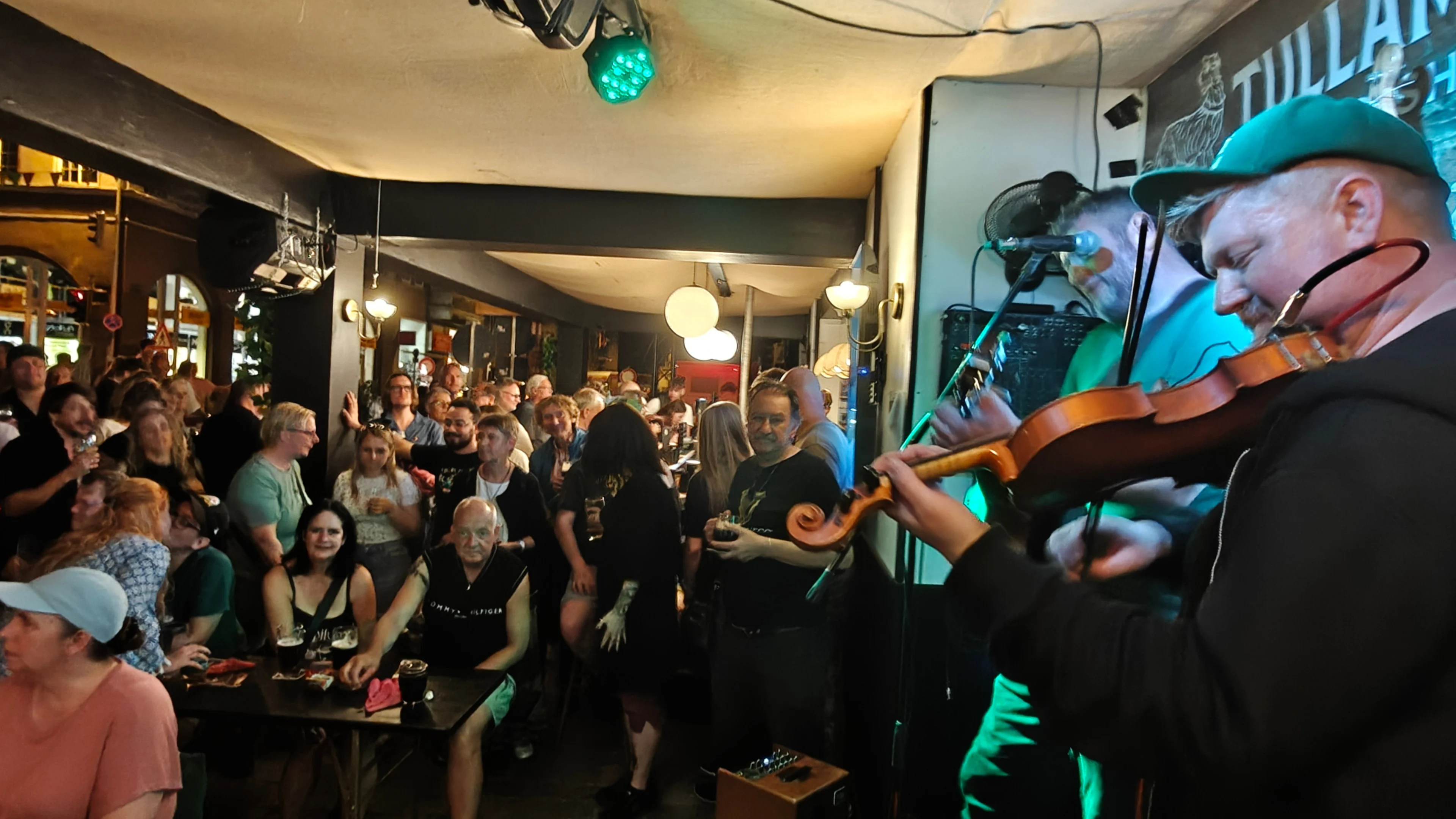 The Kiwo Event Bar Fiddle Player Kieler Woche
