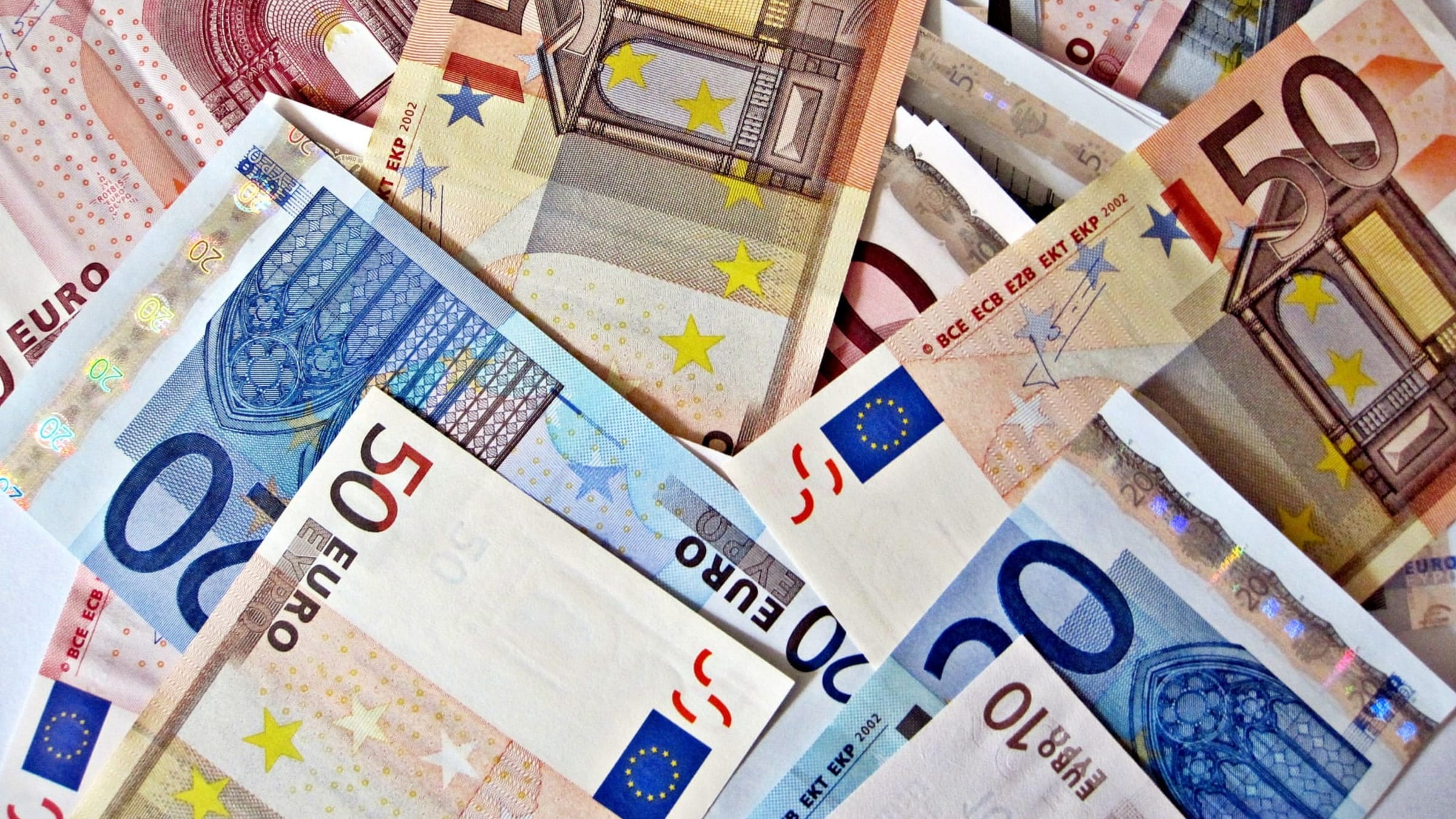Salario minimo per legge: la risposta ai salari fermi o un boomerang per i contratti?