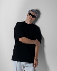 365.APParel Oversize T-shirt Black — men's lifestyle photo 4
