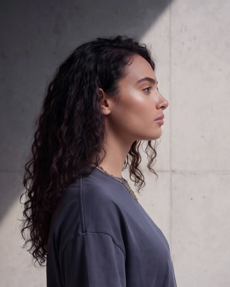 365.APParel Basic T-shirt Graphite — woman, cropped side profile, looking away, concrete wall, outdoor
